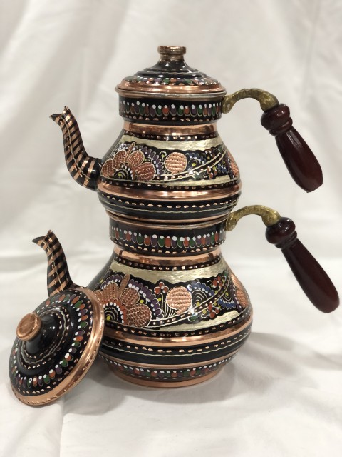 El dövmesi bakır çaydanlık