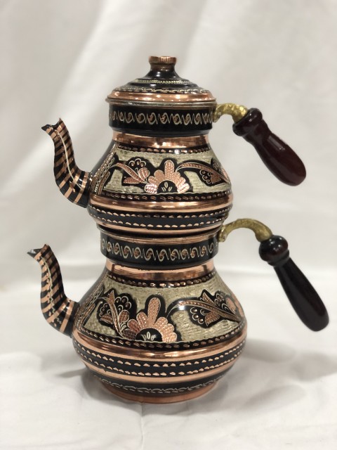 El dövmesi bakır çaydanlık